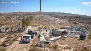 בשמירה של צבא הכיבוש, מתנחלים תוקפים אוהל פלסטיני ב"חאלת אל-חומוס" במוסאפר יטא, דרומית לחברון.