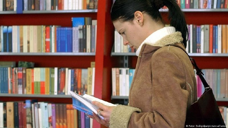 Молодежь в Германии стала меньше читать. Однако продажи художественной литературы подрослиИзменения на германском книжном рынке свидетельствуют о том, что в целом интерес к чтению у людей продолжает падать - соответствующие данные обнародовал Биржевой союз