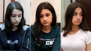 Суд в Москве отказался смягчить меру пресечения сестрам Хачатурян. Крестине, Ангелине и Марии, которых с 2018 года обвиняют в убийстве отца, по-прежнему запрещено общаться друг с другом, другими фигурантами дела и журналистами. Защита просила отменить огра