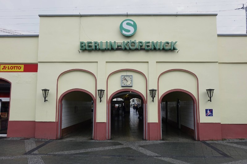 #срочновномер🚨 У вокзала Berlin-Köpenick обнаружили авиабомбу времён Второй мировой войны.Утром в районе Bahnhofstraße нашли неразорвавшуюся бомбу. Вокзал полностью закрыт, полиция проводит масштабное оцепление.🚆 Движение S-Bahn между Wuhlheide и Friedrich