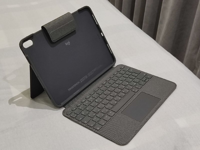 Чехол для iPad Air 11 дюймов с клавиатурой и трекпадом