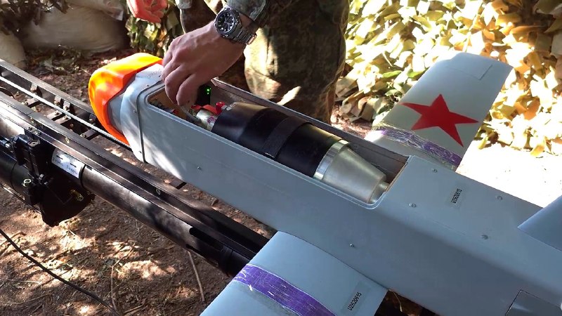 חיילי חטיבת התותחנים 236 של המשמר ה-20 של ארמיית הכוחות המשולבים של המשמר ה-20 של קבוצת הכוחות משתמשים בתחמ…