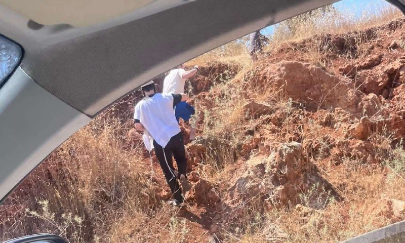 מתנחלים משתוללים ליד גשר הכפר איסכאכא, מזרחית לסלפית.