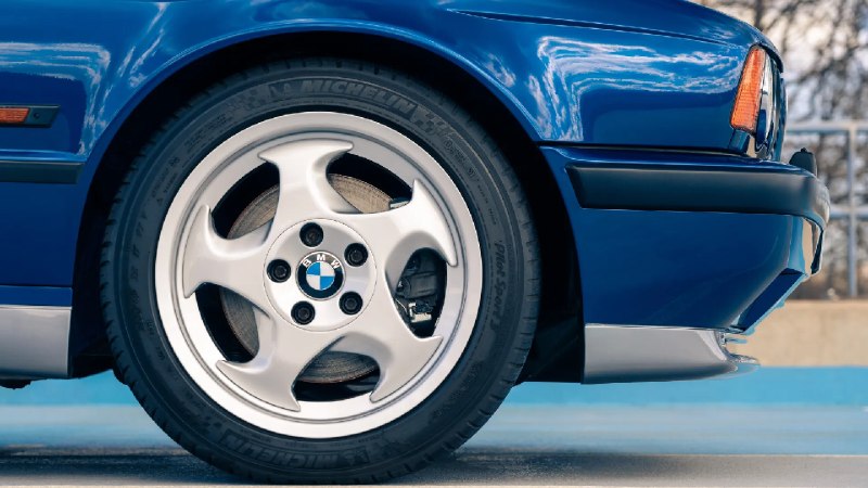 E34 M5 — это не просто седан, это легенда, которую забыли слишком рано. Пока все