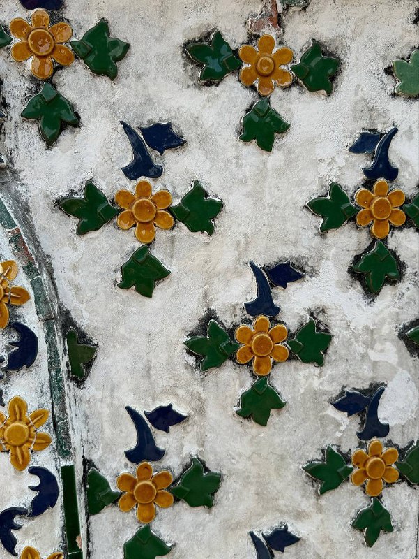 Не скажу, что я фанат туристических мест. Но! В Тайланде главные достопримечательности — это храмы. Поэтому походам по священным и популярным местам — быть!Wat Arun — Храм Утренней Зари в Бангококе. Больше всего меня зацепило украшение храма. Он украшен осколками китайской фарфоровой посуды и керамикой. По легенде, мрамор и фарфор, а также китайские статуэтки в храм попали с затонувшего тайского корабля, который занимался торговлей с поднебесной.А пока мы гуляем по Бангкоку, любимый пёпсик ждет нас в Паттайе 💖Не скажу, что я фанат туристических мест. Но! В Тайланде главные достопримечательности — это храмы. Поэтому походам по священным и популярным местам — быть!Wat Arun — Храм Утренней Зари в Бангококе. Больше всего меня зацепило украшение храма. Он украшен осколками китайской фарфоровой посуды и керамикой. По легенде, мрамор и фарфор, а также китайские статуэтки в храм попали с затонувшего тайского корабля, который занимался торговлей с поднебесной.А пока мы гуляем по Бангкоку, любимый пёпсик ждет нас в Паттайе 💖