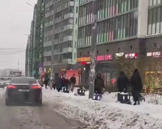 Роботы-курьеры Яндекса сбились в пробку в питерском Мурино 😁Кибер-доставщики ус
