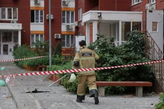 Жителей Ростова не пустили в убежище во время атаки дронов. Другие укрытия оказались закрыты, а сирены в городе не сработалиРано утром 6 сентября около 20 жителей домов на улице Жданова в Ростове-на-Дону не смогли попасть в убежище во время атаки дронов, р