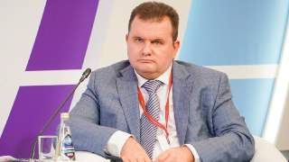 У экс-замглавы Ростехнадзора Дмитрия Фролова и его родственников изъяли имущества больше чем на 1,6 млрд рублей. Среди них — 12 квартир, 6 машиномест и подмосковный особняк на 400 квадратов.С 2012 по 2023 год Фролов скупал премиальную недвигу и дорогие маш