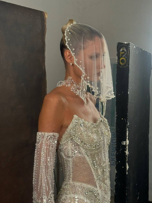 Меня пригласил кутюрный бренд RARA для работы над имиджевой съёмкой в Москве — и для меня этот проект стал примером того, как волосы могут усиливать стиль не меньше, чем аксессуары.Модель — Кристина Кустова-Гагонина: блонд, темная прикорневая зона, средняя густота. Мы сделали один образ на её натуральных волосах, чтобы сохранить связь с референтной красотой модели. Но ключевая задача стояла иначе: создать новые визуальные коды и расширить стиль бренда через волосы.В современной фэшн-съёмке волосы перестали быть «дополнением». Они работают как самостоятельный художественный объект, способный менять настроение кадра, силуэт и даже считываемость ДНК бренда.Поэтому я сразу отказалась от идеи ограничиться одним направлением и цветом в укладке — и перешла к поиску более масштабных решений. Стилист помог отобрать направление согласованное с брендом, так начался этап, который я считаю обязательным для любого художника по волосам, работающего в fashion-формате: грамотный подбор и подготовка париков.Парик в съёмочном процессе — это не маска, а инструмент: — для смены характера модели, — для выхода за рамки привычной эстетики волосВ следующих постах разберу: — как выбирала конкретные парики; — на какие параметры обращать внимание, чтобы образ выглядел дороже; — и какие решения сработали для RARA лучше всегоПродолжение — скороPS. 1 фото — из социальной сети модели , 2 фото — прическа из своих волос, 3 фото — парикМеня пригласил кутюрный бренд RARA для работы над имиджевой съёмкой в Москве — и для меня этот проект стал примером того, как волосы могут усиливать стиль не меньше, чем аксессуары.Модель — Кристина Кустова-Гагонина: блонд, темная прикорневая зона, средняя густота. Мы сделали один образ на её натуральных волосах, чтобы сохранить связь с референтной красотой модели. Но ключевая задача стояла иначе: создать новые визуальные коды и расширить стиль бренда через волосы.В современной фэшн-съёмке волосы перестали быть «дополнением». Они работают как самостоятельный художественный объект, способный менять настроение кадра, силуэт и даже считываемость ДНК бренда.Поэтому я сразу отказалась от идеи ограничиться одним направлением и цветом в укладке — и перешла к поиску более масштабных решений. Стилист помог отобрать направление согласованное с брендом, так начался этап, который я считаю обязательным для любого художника по волосам, работающего в fashion-формате: грамотный подбор и подготовка париков.Парик в съёмочном процессе — это не маска, а инструмент: — для смены характера модели, — для выхода за рамки привычной эстетики волосВ следующих постах разберу: — как выбирала конкретные парики; — на какие параметры обращать внимание, чтобы образ выглядел дороже; — и какие решения сработали для RARA лучше всегоПродолжение — скороPS. 1 фото — из социальной сети модели , 2 фото — прическа из своих волос, 3 фото — парик