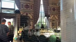 Целью теракта в Москве мог быть главком ВКС РФ Александр ЧайкоПророссийский блогер Анатолий Шарий опубликовал в своем телеграм-канале видео с подготовкой мероприятия в ресторане Balzi Rossi. На сцене вывешена надпись «Александр 55». Девушка за кадром также