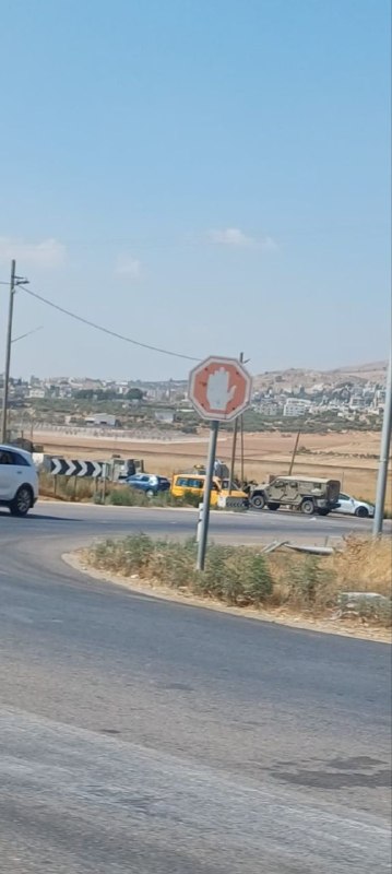 תמונה של קבוצת כלי רכב של צבא הכיבוש במחסום בית פוריק, מזרחית לשכם.