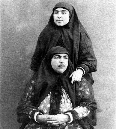 خنده پاره: در زمان قاجار دخترها رو بر اساس سن طبقه بندی کرده بودن: دختر بین ۹ تا ۱۰ سال : خانمچه۱۲ تا ۱۳ ساله : نوچه۱۳ تا ۱۵ : غنچه