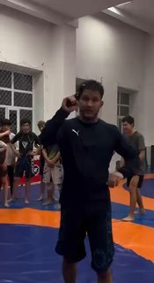 אחים" ממועדון הלחימה "שלום וטוב" מתאמנים. מתכוננים למשהו "רב לאומי"