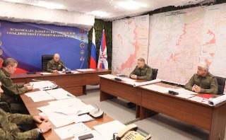 Путин посетил один из штабов российских военных, где ему доложили о взятии Константиновки, сообщает Кремль.Один из участников совещания рассказал, что сейчас в городе «проводится зачистка городских кварталов от мелких разрозненных групп противника, которые