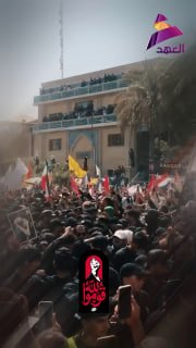 דגלי "עצאא'ב אהל אל-חק" מתנופפים בטקסי הלוויית הסייד המנהיג שנהרג עלי ח'אמנאי (עליו השלום). חוסיין הוא דרכנ…