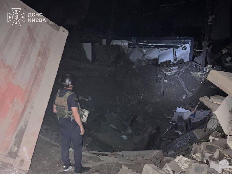 מתקפת טילים בליסטיים רוסיים הותירה שני מכתשי פגיעה גדולים בשטח בית חולים לילדים במחוז שבצ'נקיבסקי, אזור קייב.