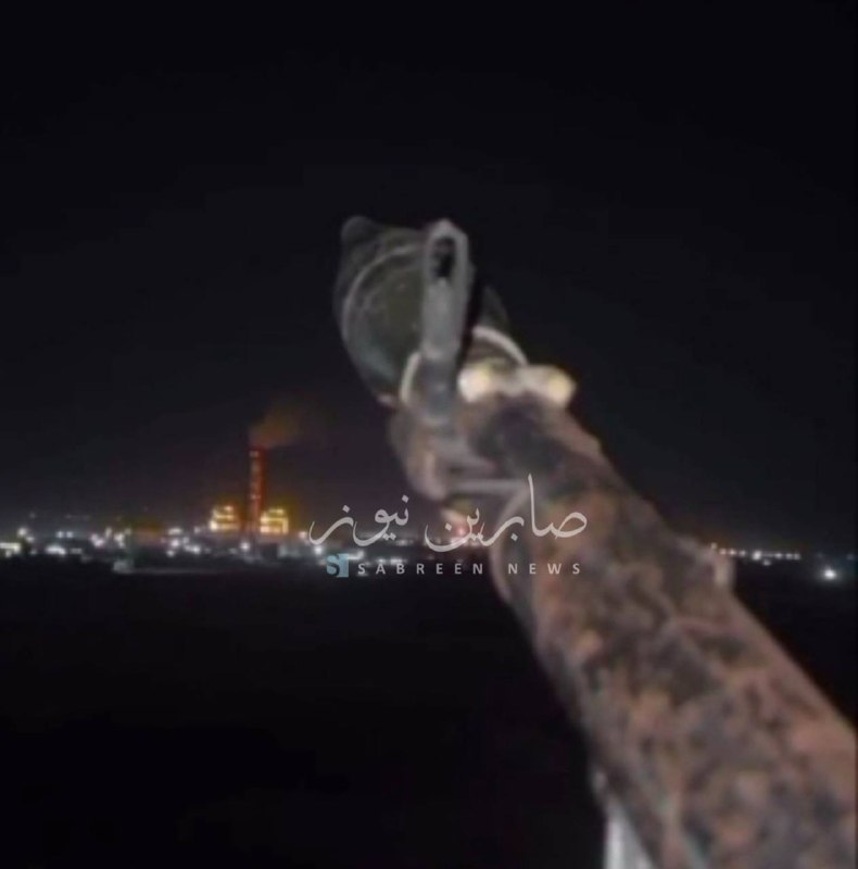 אחד מבני שבט הארקי מפרסם תמונה חיה בה נראה נשק RPG מול בית הזיקוק לנאז השייך למשפחת אל-קאג'קג'י, מסעוד ברזא…