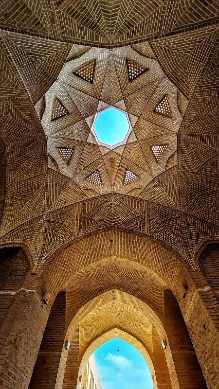 تاریخ ایران و جهان: در ستایش سقفها ...سقف ورودی کاروانسرای شاهعباسی؛ جایی که آجر، نور و هندسه در هم میآمیزند و شاهکاری ماندگار از معماری
