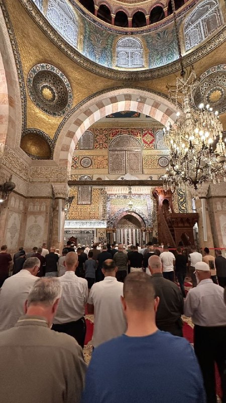 المصلون يؤدون فجر اليوم بالمسجد الأقصى