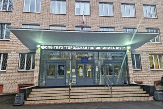 Мужчина с пистолетом взял в заложники врача в поликлинике Петербурга — он требовал убить его, кричал, что хочет покончить с собой.По данным Mash, 25-летний мужчина удерживал медика в кабинете на втором этаже поликлиники №78 на Будапештской улице. Полицейск