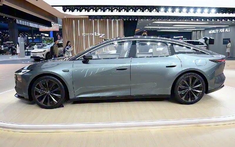 Toyota представила альтернативу Tesla Model S 2