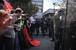 Во Франции за неделю протестов школьников задержали более пяти тысяч человекВо Франции с понедельника, 28 сентября, полиция провела более пяти тысяч задержаний на фоне протестов лицеистов. Об этом глава МВД заявил в эфире TF1. Только 2 октября задержали 17