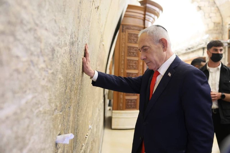 נתניהו מתפלל בחומת בורק בירושלים לניצחונו בבחירות מחר