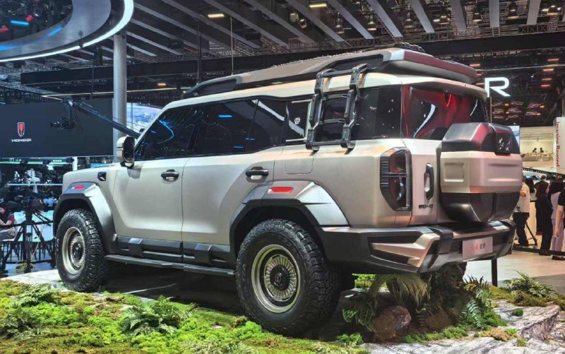 Hongqi показал люкс-вездеход: 1000 л.с., три дифференциала и автопилот 4