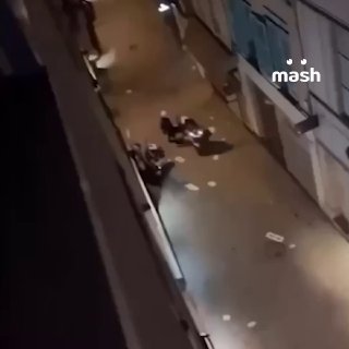 Двое французских полицейских украли кроссовки из разграбленного магазина Lacoste во время массовых протестов в Лиможе — силовики попали на видео, когда забирали обувь и складывали её в служебные сумки.Видео разлетелось по соцсетям, после чего полиция подтв