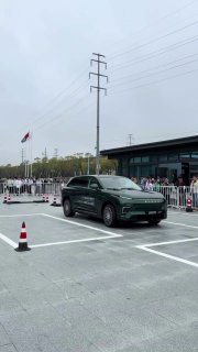 בעוד אילון מאסק מייצר מכוניות מעופפות מיותרות, הסינים כבשו חניה מקבילה שרי הדגים קרוסאובר ניסיוני Exeed Ste…