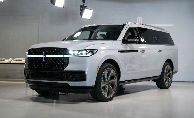 В США начали принимать заказы на обновленный Lincoln Navigator