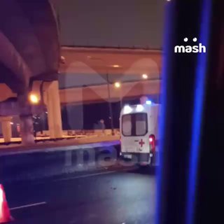 Два человека погибли в ДТП на МКАДе — Mercedes E350 слетел с эстакады и рухнул на машины внизу.Авария произошла на 77-м километре кольцевой. Водитель и пассажир иномарки скончались на месте. На участке работают экстренные службы, перекрыто 2 полосы.❗️ Подп