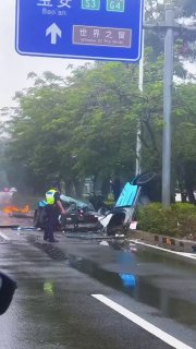 «Счастливчик» смог выжить после серьёзной аварии, в которой с автомобиля сорвало
