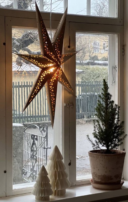 Скандинавские звёзды тот самый декор, который цепляет Бумага, свет и чуть-чуть воздуха между слоями. Но стоит повесить такую звезду в окно, и дом у... - изображение 7 - который, бумага, свет