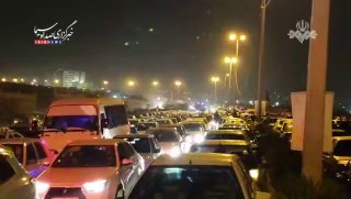 🎦 תנועה כבדה וחלקה של מכוניות עולי רגל הנוסעות למסגד ג'מקאראן כדי לקבור את המנהיג שנהרג.