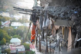 🌐 Удар по жилому дому в Одессе, реорганизация ФСБ. Главное за 12 сентября — коротко #водномпосте🔹 В Одессе продолжаются поисково-спасательные работы на месте многоэтажного дома, поврежденного в результате российского удара. По последним данным, пострадали 