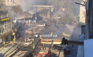 В Павлограде (Днепропетровская область) в результате обстрела погибли четыре человека и еще 60 пострадали, сообщили местные власти.«Загорелся магазин, торговые павильоны и автомобили», — рассказали в ГСЧС Украины.