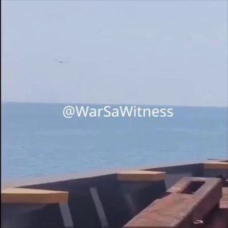 —️🇮🇷/🇪🇬/🇺🇸 צפו: קטעים לכאורה, המשותפים על ידי כמה ערוצים, מציגים מזל"ט פוגע בכלי השיט האמריקאי מול נמ…