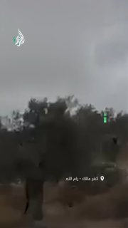 הרגע שבו תקפו מתנחלים את קוטפי הזיתים בעיירה כפר מאלק, מזרחית לרמאללה, בחסות כוחות ישראל.