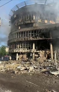 Из-за некорректной работы украинской ПВО был повреждён ТРЦ во время массированной атаки по военным объектам Киева. По информации Mash, предварительно, целью был военный завод "Артём".Удар пришёлся по Торговому центру "Квадрат" у метро "Лукьяновская", котор