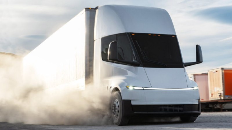Вчера в Неваде Tesla Semi наехал на две легковушки на красный свет. Машина убила