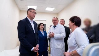 Владимирские власти заблюрили журналистку, задавшую губернатору вопрос о закрытии роддома. Сам глава региона пригрозил ей судомПресс-служба правительства Владимирской области заблюрила лицо главреда издания «Кольчугинские вести» Елены Фроловой на фотографи