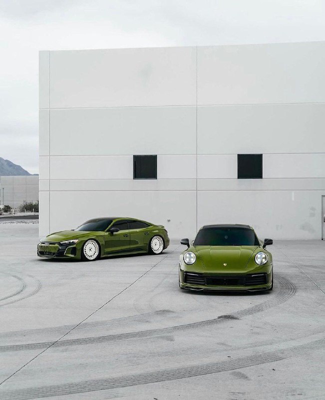Porsche 992 и Audi E-TRON 5