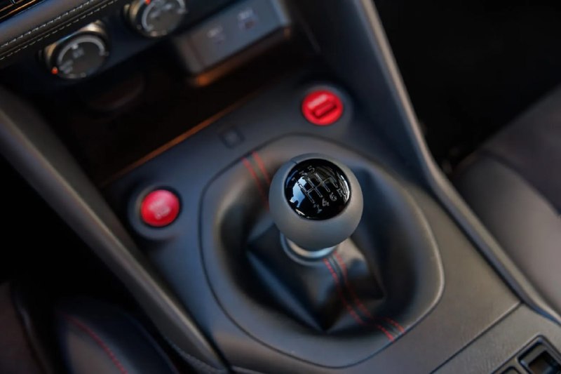 Nissan Z Nismo наконец-то получил «механику» — раньше спорткар предлагали только с автоматом. 5