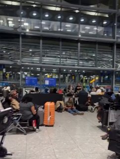 מבזק: מספר משפחות אומרות שהם נאלצו לישון בקומות נמל התעופה לאחר שמאות טיסות בוטלו ביום השני של שיבושים גדול…