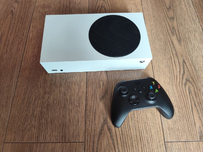 Продаю Xbox Series S в идеальном состоянии