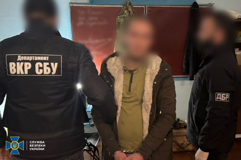 ה-SBU חשף סוכן רוסי בשורות הכוחות המזוינים, שתיקן את התקפות האויב בכיווני חרסון וזפוריז'יה העצור הוא קבלן ש…