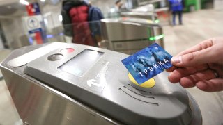«Тройка» будет работать по NFCВ Дептрансе Москвы рассказали, что в 2026 году в городе появится возможность оплачивать проезд на общественном транспорте виртуальной «Тройкой» через NFC.Работать она будет только на Android-смартфонах. Оплата с помощью QR-код