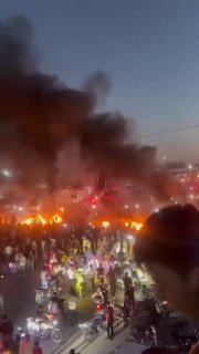 מפגינים חוסמים את הכביש הבינלאומי במערת אל-נומן באידליב, סוריה, כדי למחות על העלייה במחירי הדלק