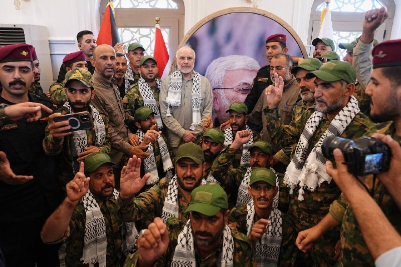 شهرآرانیوز: 🔶عکس یادگاری جمعی از نیروهای مقاومت عراق با قالیباف در قبرستان وادی‌السلام - نجف اشرف@ShahraraNews